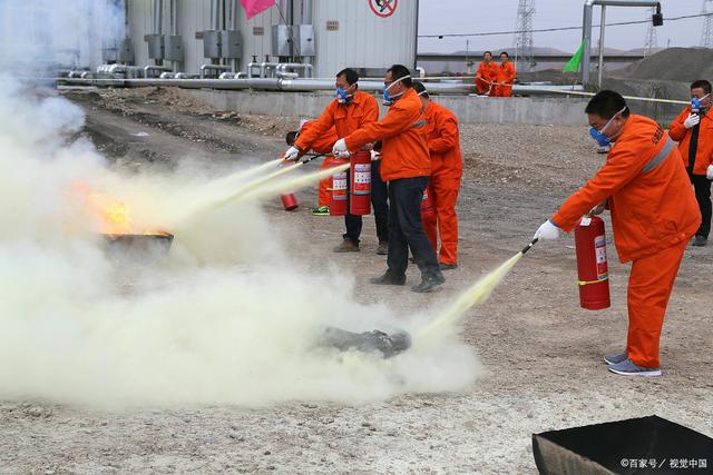 恐怖如斯！員工救火用嘴吹，造成19人死亡，工廠被吹倒閉
